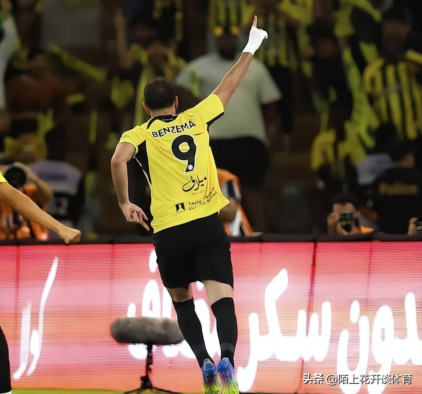 关于本泽马与尤文图斯激战正酣，补时阶段一粒世界波决定胜负！的信息