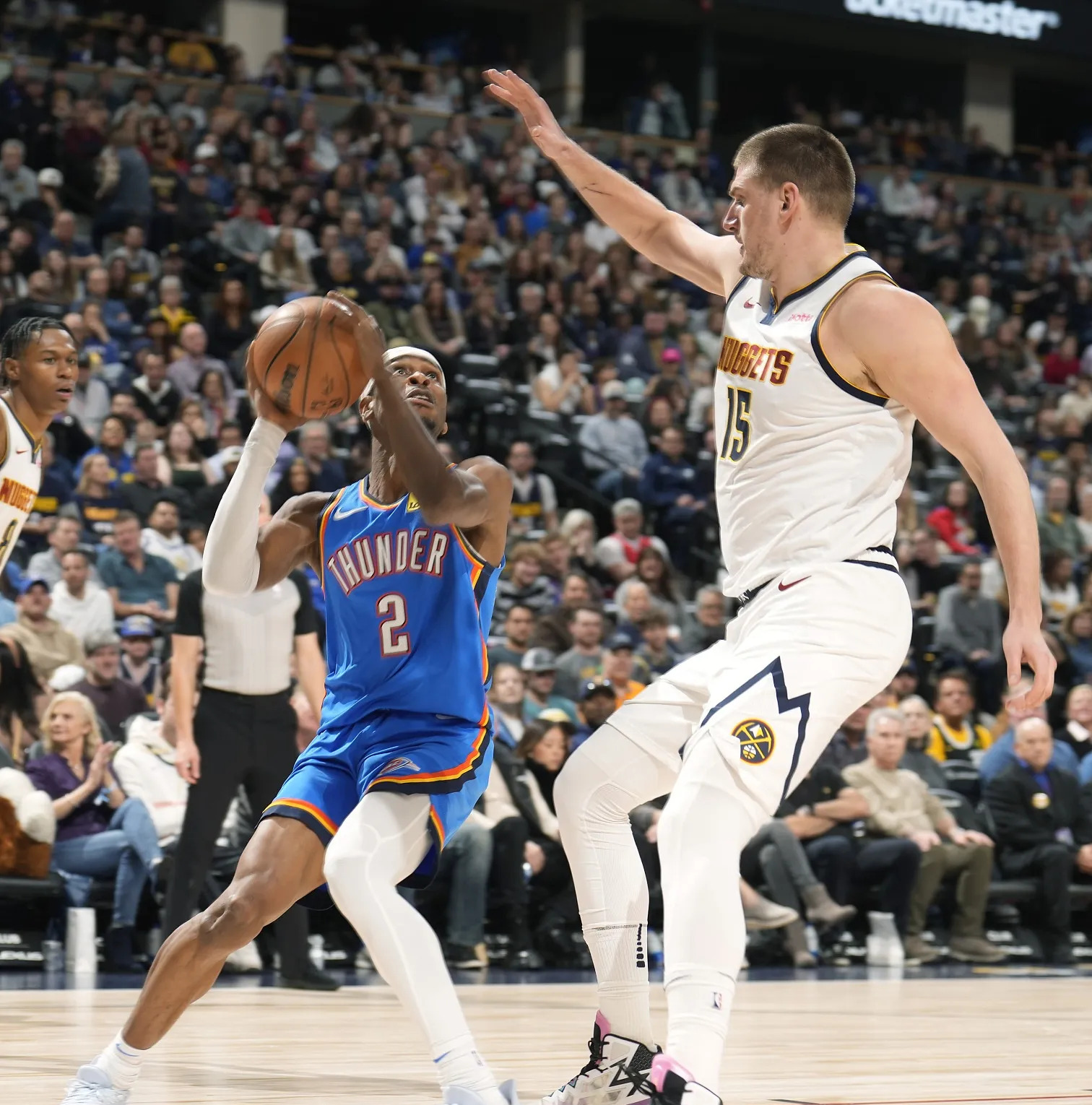  字母哥回归赛场，惊险取胜首场状态亮眼，中国队观众沸腾！